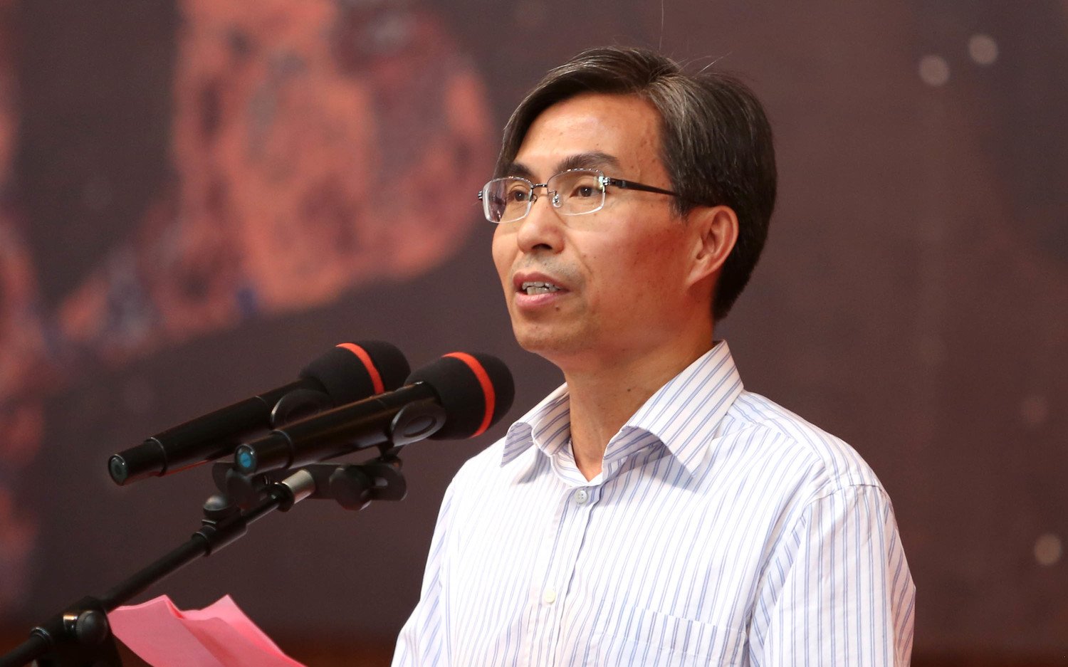 作者名单中共宁波市委宣传部副部长张文杰宣布展览开幕中共宁波市北仑