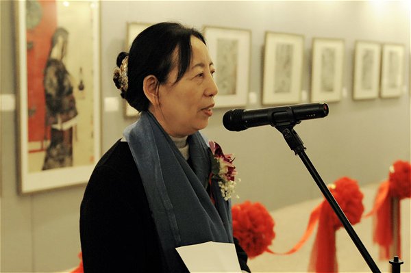 家协会副秘书长杜军代表中国美协致辞祝贺展览展出画家何韵兰,孔紫